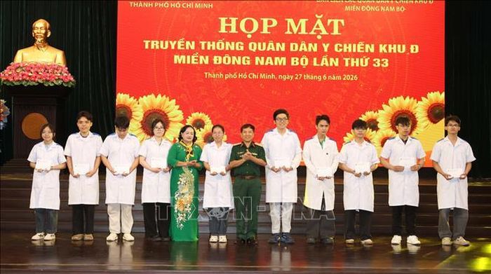 Trao tặng học bổng cho sinh viên y khoa vượt khó học giỏi.