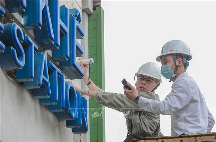 Các kỹ sư sử dụng máy đo vết nứt chuyên dụng để kiểm tra, đánh giá chính xác cường độ và chất lượng lớp vữa trát tại các nhà ga. Ảnh: Phan Phương/TTXVN