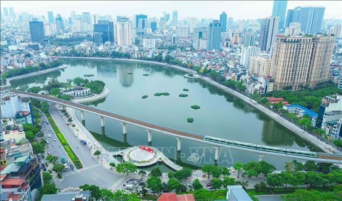 Tuyến đường sắt đô thị Cát Linh - Hà Đông được coi là xương sống giao thông công cộng, góp phần to lớn đưa Hà Nội bước vào kỷ nguyên đô thị văn minh, hiện đại. Ảnh: Phan Phương/TTXVN