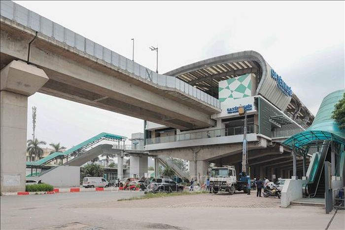 Hà Nội Metro phối hợp với Viện Khoa học công nghệ và kinh tế xây dựng Hà Nội kiểm định chuyên sâu tại 12 nhà ga. Ảnh: Phan Phương/TTXVN