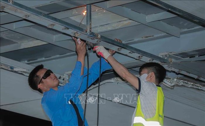Công nhân xuyên đêm nỗ lực thi công tại nhà ga Láng với mục tiêu duy nhất là mang đến những chuyến tàu điện an toàn cho hành khách.Ảnh: Phan Phương/TTXVN