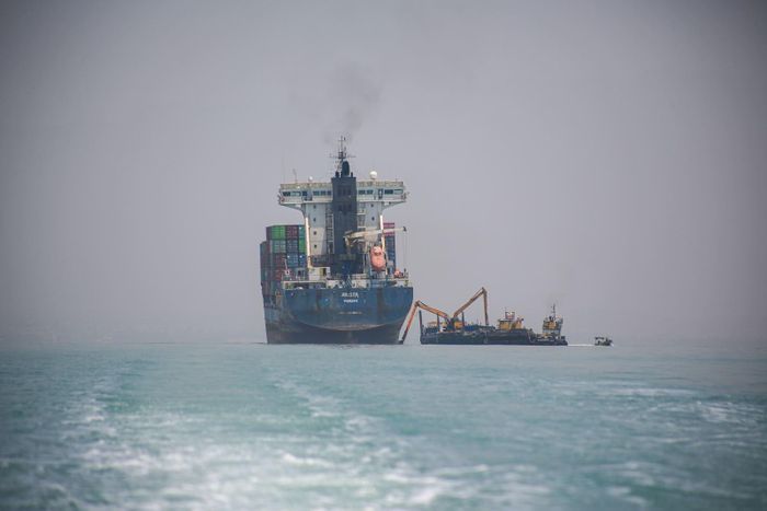 Một tàu container bị mắc cạn được giải cứu khi đang trong hành trình di chuyển qua eo biển Hormuz, ngày 18/6/2026. Ảnh: Anadolu Agency/TTXVN