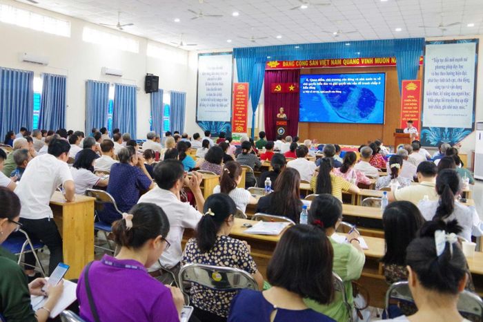 Quang cảnh buổi tuyên truyền tại phường Tân Sơn Nhì.
