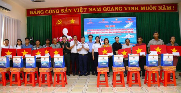 Tặng quà các gia đình chính sách và ngư dân có hoàn cảnh khó khăn trên địa bàn.