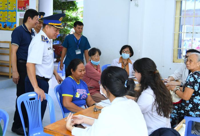 Bệnh viện Hùng Vương khám bệnh, tư vấn sức khỏe, cấp phát thuốc miễn phí trên địa bàn phường Phước Thắng.