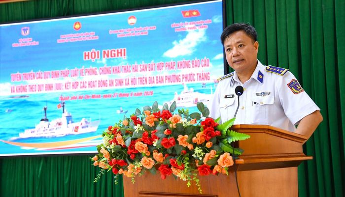 Đại tá Nguyễn Đức Hiếu, Phó Tư lệnh Pháp luật Bộ Tư lệnh Vùng Cảnh sát biển 3 phát biểu tại Hội nghị.