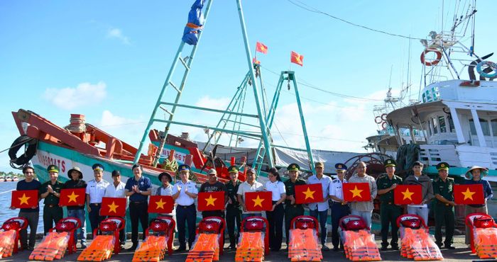 Trao tặng áo phao, túi thuốc, đèn pin, cờ tổ quốc cho ngư dân.