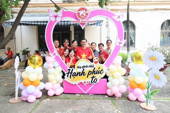 Người dân tranh thủ chụp ảnh với những không gian hạnh phúc tại Ngày hội Gia đình.