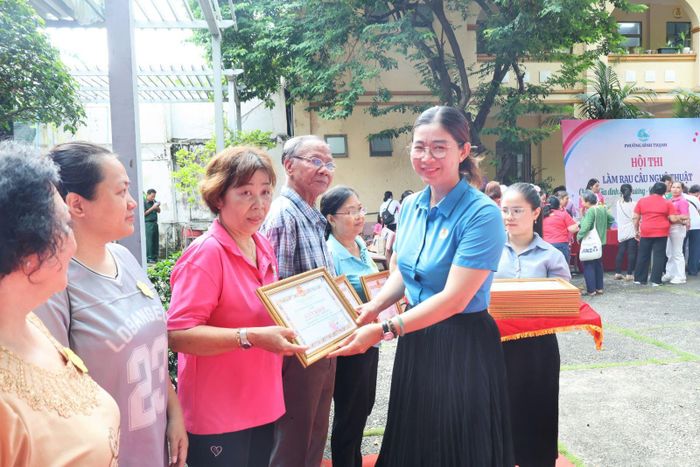 UBND phường Bình Thạnh tuyên dương 53 gia đình văn hóa, gia đình hạnh phúc tiêu biểu.