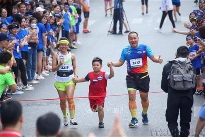 Một gia đình hào hứng tham gia giải chạy nằm trong khuôn khổ Ngày hội Mottainai "Trao yêu thương, Nhận hạnh phúc" 2023. Ảnh tư liệu: Tuấn Đức/TTXVN