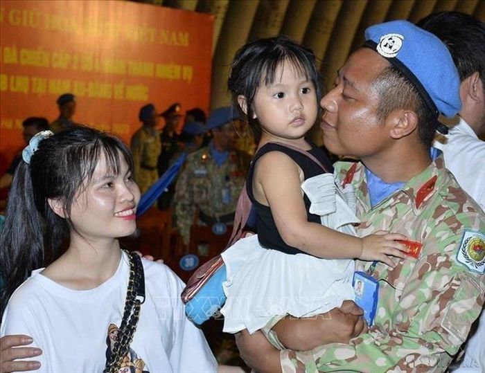 Niềm vui gặp lại người thân của các cán bộ, y, bác sĩ Bệnh viện dã chiến cấp 2 số 4 sau một năm thực hiện nhiệm kỳ công tác tại Phái bộ Gìn giữ hòa bình Liên hợp quốc tại Nam Sudan. Ảnh: Minh Đức/TTXVN