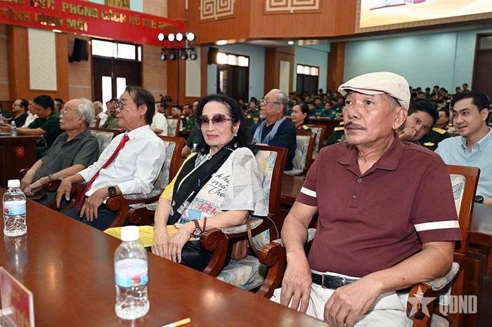 Chương trình có sự tham dự của nhiều thế hệ văn nghệ sĩ. Trong ảnh là nhạc sĩ Trần Tiến và Nghệ sĩ Nhân dân Trà Giang.