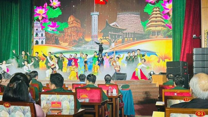 Chương trình biểu diễn chào mừng của Đoàn nghệ thuật Quân khu 7.