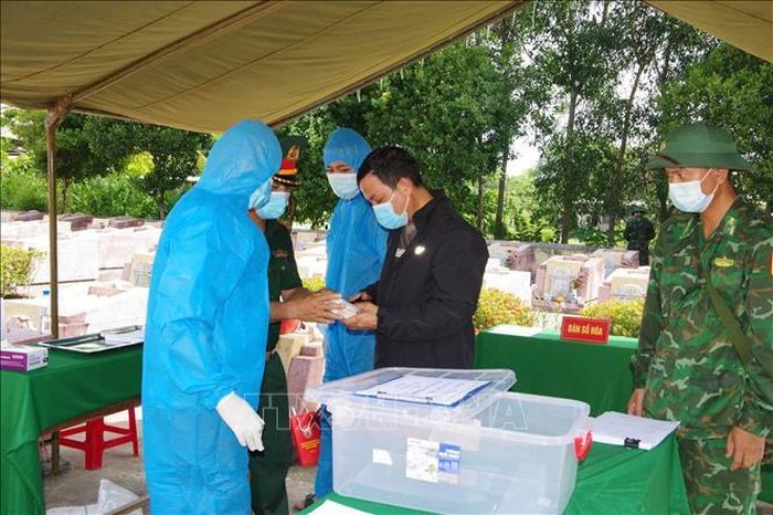 Huế đẩy nhanh số hóa, lấy mẫu ADN các phần mộ liệt sĩ chưa xác định thông tin. Ảnh: Mai Trang/TTXVN