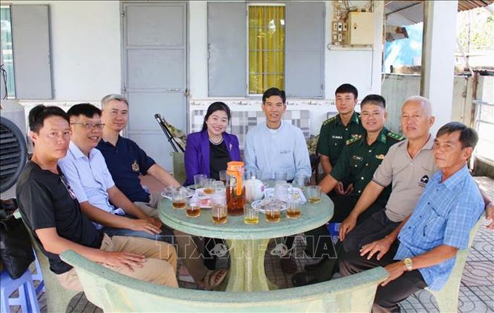 Cán bộ Đồn Biên phòng Cần Thạnh, đại diện chính quyền địa phương và giáo xứ Cần Giờ trao đổi, phối hợp trong công tác tuyên truyền, phòng, chống ma túy. Ảnh: TTXVN phát