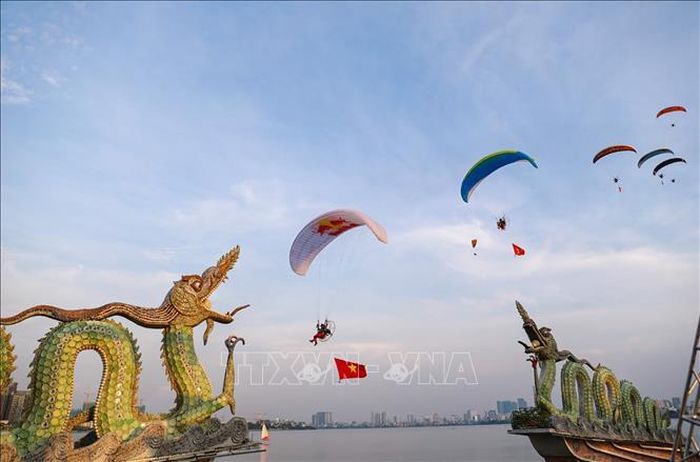 Biểu diễn dù lượn tại chương trình. Ảnh: Khánh Hòa/TTXVN