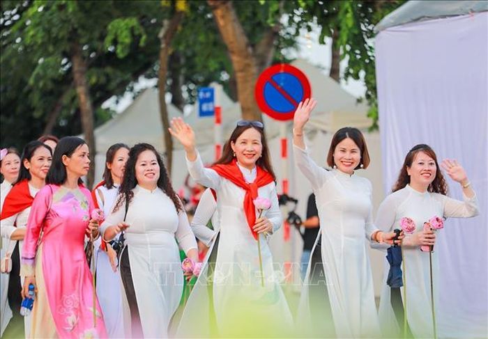 Màn diễu hành của hơn 2000 người mặc áo dài họa tiết sen. Ảnh: Khánh Hòa/TTXVN