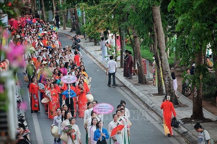 Toàn cảnh đoàn diễu hành nghệ thuật “Sắc Sen Tây Hồ - Hà Nội” đi qua tuyến phố ven Hồ Tây với sự tham gia của đông đảo câu lạc bộ, hội đoàn và người dân. Ảnh: Phạm Tuấn Anh/TTXVN
