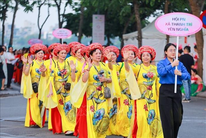 Màn diễu hành của hơn 2.000 người mặc áo dài họa tiết sen. Ảnh: Khánh Hòa/TTXVN