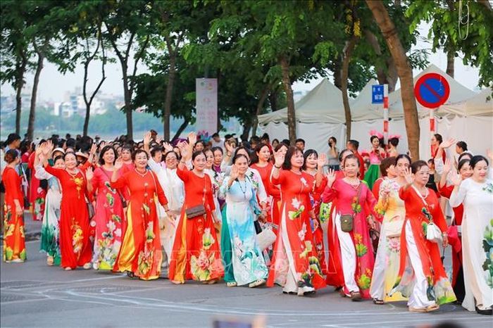 Màn diễu hành của hơn 2000 người mặc áo dài họa tiết sen. Ảnh: Khánh Hòa/TTXVN