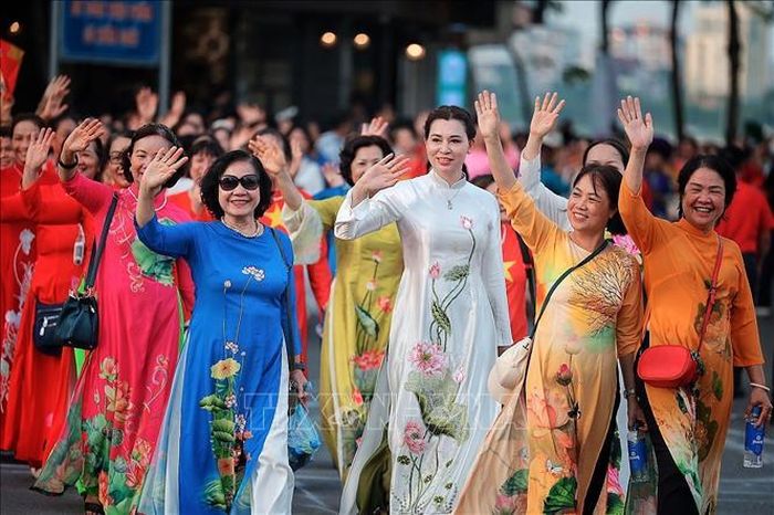 Những tà áo dài rực rỡ sắc màu cùng nụ cười thân thiện trong chương trình diễu hành nghệ thuật “Sắc Sen Tây Hồ – Hà Nội”. Ảnh: Phạm Tuấn Anh/TTXVN