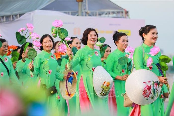 Màn diễu hành của hơn 2000 người mặc áo dài họa tiết sen. Ảnh: Khánh Hòa/TTXVN