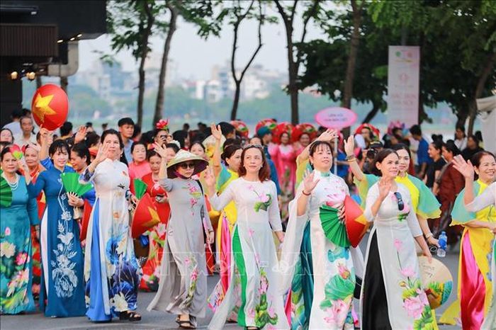 Màn diễu hành của hơn 2000 người mặc áo dài họa tiết sen. Ảnh: Khánh Hòa/TTXVN