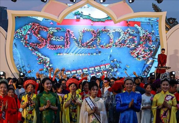 Hơn 2.000 người mặc áo dài họa tiết sen xếp hình chữ "Sen2026". Ảnh: Khánh Hòa/TTXVN