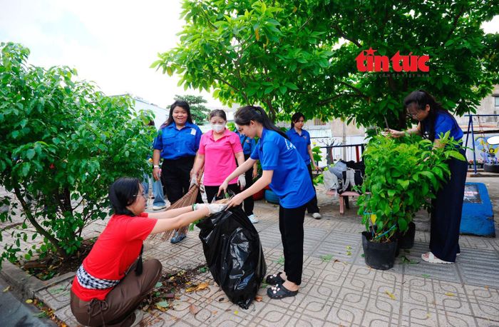 Các tình nguyện viên hào hứng dọn dẹp, cải tạo lại cảnh quan môi trường ở khu phố 9, phường Bình Thạnh.