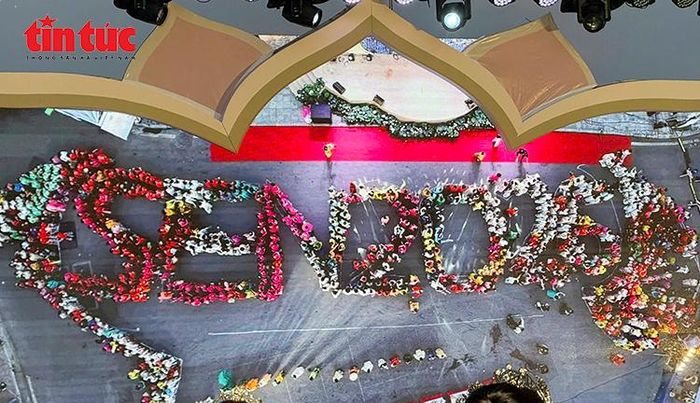Màn xếp hình nghệ thuật “SEN 2026” với sự tham gia của đông đảo người mặc áo dài họa tiết sen, tạo điểm nhấn tại Diễu hành nghệ thuật “Sắc Sen Tây Hồ – Hà Nội”.