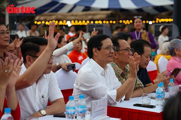 Các đại biểu dự chương trình Diễu hành nghệ thuật “Sắc Sen Tây Hồ – Hà Nội”.