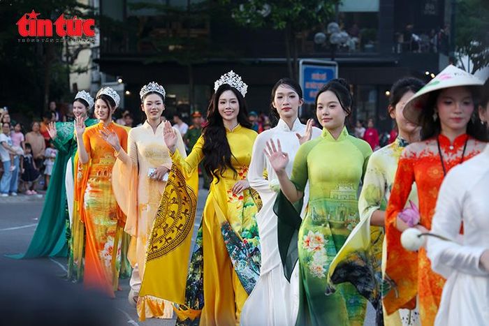 Những tà áo dài xanh điểm họa tiết sen góp phần tôn vinh vẻ đẹp văn hóa Việt Nam.