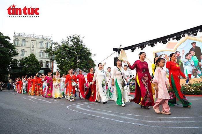 Hình ảnh áo dài họa tiết sen tạo điểm nhấn nổi bật trong chương trình diễu hành bên Hồ Tây.