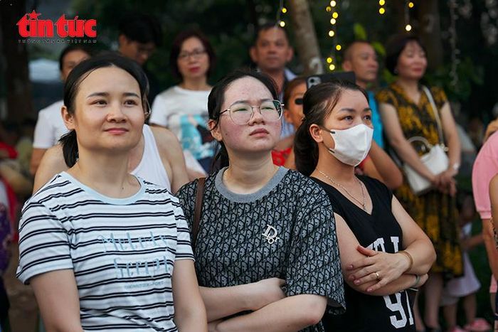 Người dân chăm chú theo dõi chương trình diễu hành nghệ thuật trong khuôn khổ Lễ hội Sen Hà Nội năm 2026.