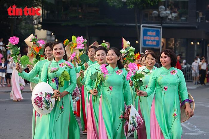 Đông đảo phụ nữ Thủ đô trong tà áo dài truyền thống tham gia chương trình diễu hành.