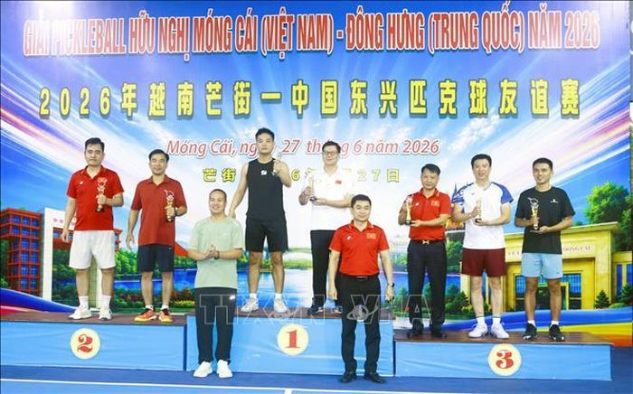 Trao giải cho các vận động viên đạt thành tích cao. Ảnh: Thu Hằng/TTXVN