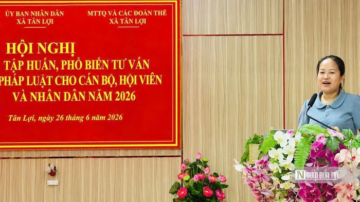 Bà Thiều Thị Thảo, Phó Chủ tịch Ủy ban MTTQ Việt Nam xã, Chủ tịch Hội Liên hiệp Phụ nữ xã Tân Lợi trao đổi tại hội nghị.