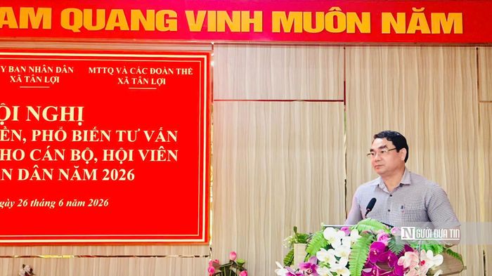 Ông Đặng Văn Tiến, Phó Chủ tịch UBND xã Tân Lợi phát biểu khai mạc hội nghị.