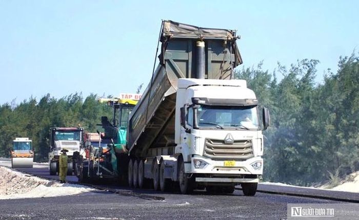 Nhà thầu đang thi công Dự án thành phần 1-Đường ven biển đoạn qua xã Cam Hồng.