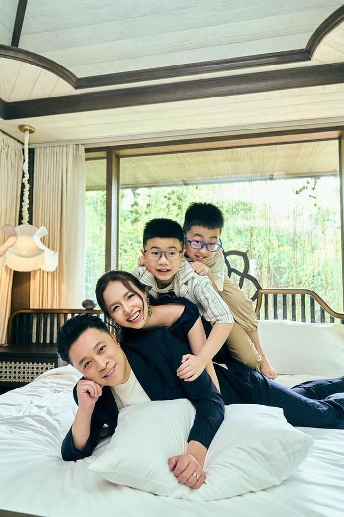 Người đẹp kết hôn với đạo diễn Victor Vũ và có hai con trai.