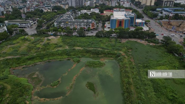 Tuy nhiên, sau hơn 15 năm kể từ khi khởi động, công trình vẫn chỉ là một bãi đất hoang, cỏ mọc um tùm, khiến người dân không khỏi thất vọng và đặt câu hỏi về tiến độ cũng như tương lai của dự án.