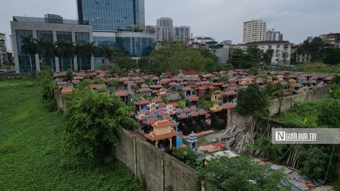 Nghĩa trang Trung Kính Hạ hay nghĩa trang Trung Hòa là khu nghĩa trang lâu đời nằm tại khu dân cư phường Trung Hòa, quận Cầu Giấy, Hà Nội (nay là phường Yên Hòa, Hà Nội). Đây là nơi an nghỉ của người dân các thế hệ thuộc làng cổ Trung Kính Hạ.