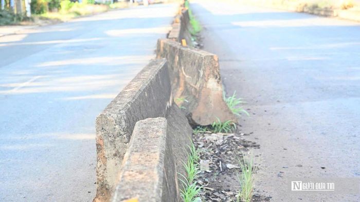 Dải phân cách giữa trên đường ĐT 741 xô lệch, tiềm ẩn nguy hiểm cho người đi đường.