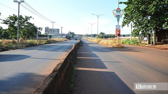 Theo thiết kế, tuyến đường có bề rộng nền đường 33m, trong đó mặt đường rộng 26m và phần lề đường, thoát nước rộng 7m. Riêng đoạn qua Trung tâm hành chính xã Phú Riềng (từ Km89+050 đến Km94+250) được điều chỉnh theo kiến nghị của UBND huyện Phú Riềng (cũ), tận dụng mặt đường nhựa hiện hữu bên trái tuyến và bám theo tim quy hoạch mới. Vì vậy, đoạn này được mở rộng với bề rộng nền đường lên tới 50m, mặt đường rộng 36m. Đây cũng là nguyên nhân hình thành kết cấu nhiều mặt đường song song, tạo nên hình ảnh "độc lạ" trên tuyến ĐT741 hiện nay.