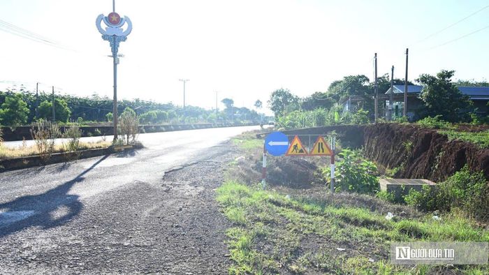 Một số đoạn tuyến đường đang thi công dở dang, dù có đặt các biển cảnh báo nhưng vẫn khiến nhiều người dân, lái xe không khỏi bất an, lo lắng về sự an toàn khi qua đoạn tuyến này.