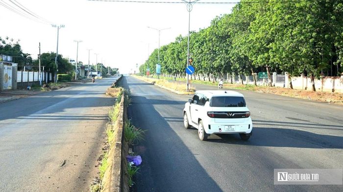 Nhiều năm qua, người dân đi trên đường ĐT.741 đoạn từ phường Bình Phước đi phường Phước Long không khỏi bất ngờ vì cùng một tuyến đường, nhưng có đoạn 1 bên có 1 làn đường; trong lúc chiều ngược lại nhiều đoạn có 2 làn, thậm chí 3 làn đường.