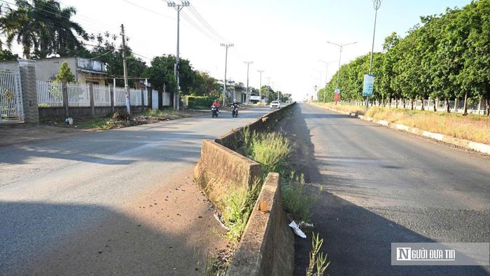 Ghi nhận thực tế tại đoạn qua Trung tâm hành chính xã Phú Riềng dài khoảng 5km cho thấy, dải phân cách cứng bằng bê tông đã xuống cấp nghiêm trọng. Bề mặt phủ đầy rong rêu, nhiều tấm phản quang bị hư hỏng hoặc mất tác dụng. Hai bên dải phân cách, cỏ dại mọc um tùm, đất đá và rác thải tích tụ lâu ngày làm che khuất tầm nhìn và ảnh hưởng đến mỹ quan đô thị.