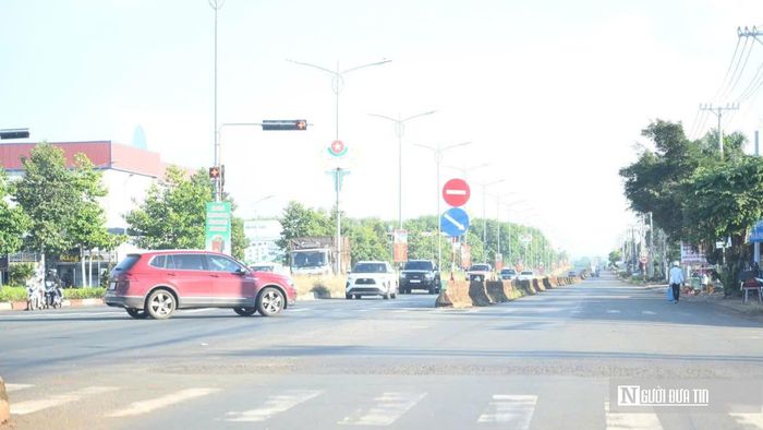 Cụ thể, trên đường ĐT.741, đoạn qua xã xã Phú Riềng dài hơn 4 km, có dải phân cách cứng bằng bê tông phân chia 2 chiều xe chạy riêng biệt. Trong khi hướng đường từ phường Phước Long về phường Bình Phước chỉ có 1 làn đường, còn chiều ngược lại, đặc biệt là đoạn qua khu vực Trung tâm hành chính xã Phú Riềng lại có đến 2 thậm chí 3 làn đường khác nhau, được chia cách bằng các dải phân cách cứng.