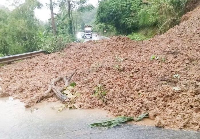 Sạt lở trên Quốc lộ 3B đoạn qua xã Bạch Thông (ảnh: NNMT) 