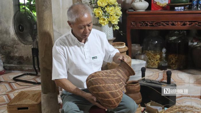 Nghệ nhân Hoàng Văn Hạnh luôn tỉ mẩn quan sát từng sản phẩm.
